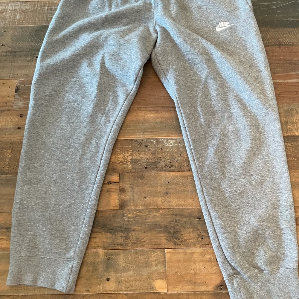 Men’s Nike Gray Cuffed Sweatpants Large